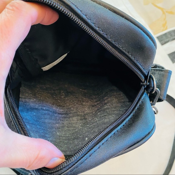 NWOT Leather Crossbody.. Back is vegan leather. Front is Leather. ADORABLE - Picture 4 of 12